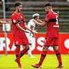 Stuttgarts Atakan Karazor (links) und Konstantinos Mavropanos klatschen sich nach Sosas Treffer zum 2:0 gegen den BFC Dynamo ab. Am Ende ...