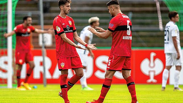 Stuttgarts Atakan Karazor (links) und Konstantinos Mavropanos klatschen sich nach Sosas Treffer zum 2:0 gegen den BFC Dynamo ab. Am Ende ...