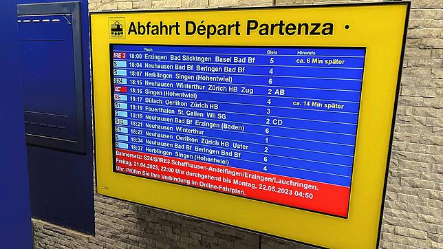 Die Anzeigetafel am Bahnhof Schaffhausen weist auf den Schienenersatzverkehr hin.
