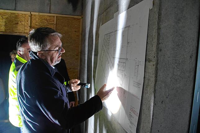 Besnik Istrefi und Martin Gruner bei der Betrachtung der Baupläne: Strom gibt es auf der Baustelle noch nicht.