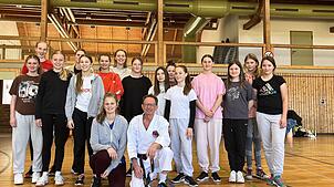 19 Teilnehmerinnen beteiligten sich am Selbstbehauptungs- und Selbstverteidigungskurs für Frauen und Mädchen in der Drei-Seen-Halle in ...