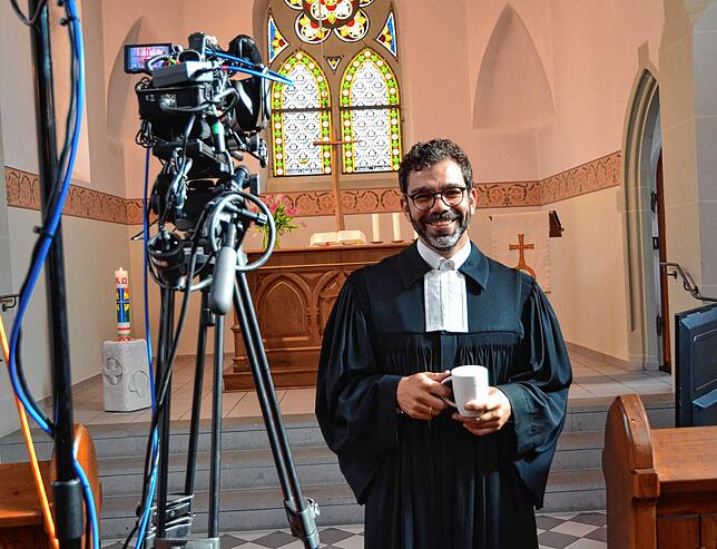 Lässt sich filmen beim Ostergottesdienst: Pfarrer Tibor Nagy.