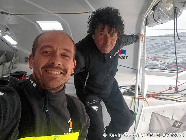 Vorne Kevin Escoffier, der Gerettete, hinten der Retter, der 61-jährige Jean Le Cam. Bis ein Boot der Marine Escoffier aufnahm, war ...