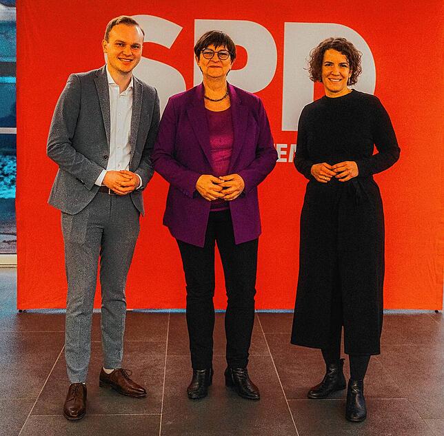 Die Kreisverbandsvorsitzenden der SPD, Tim Strobel (links) und Lina Seitzl (rechts), mit ihrer Bundesvorsitzenden Saskia Esken in der ...