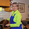 Karina Stengelin mit ihrem Osterbraten. Nach dem Garen geht es um die Sauce. Dafür wird das Gemüse herausgenommen, ein paar Stücke ...