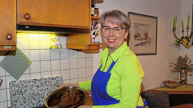 Karina Stengelin mit ihrem Osterbraten. Nach dem Garen geht es um die Sauce. Dafür wird das Gemüse herausgenommen, ein paar Stücke ...