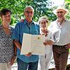 Roland Fricker (Zweiter von links) erhielt die Ehrennadel in Silber des Landes; seine Ehefrau Jutta Fricker (Dritte) darf sich in die ...