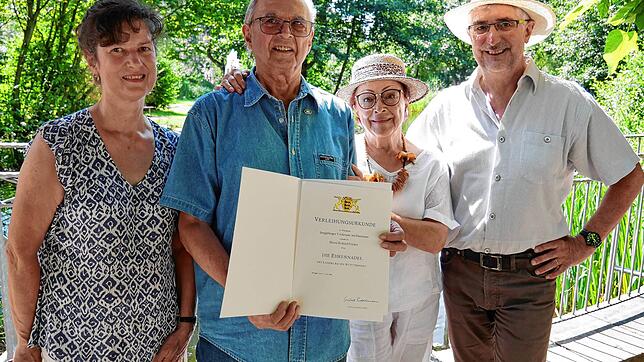 Roland Fricker (Zweiter von links) erhielt die Ehrennadel in Silber des Landes; seine Ehefrau Jutta Fricker (Dritte) darf sich in die ...