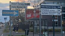 Seit Dienstag, 18. März, heißt die Felix-Wankel-Straße im Industriegebiet nun Robert-Gerwig-Straße. Aktuell sind dort noch zwei Schilder ...