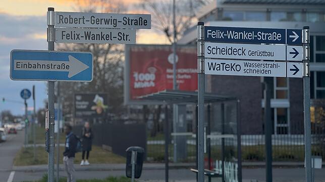 Seit Dienstag, 18. März, heißt die Felix-Wankel-Straße im Industriegebiet nun Robert-Gerwig-Straße. Aktuell sind dort noch zwei Schilder ...