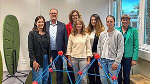 Vor dem Start im Gebäude der Grundschule Hallerhöhe: Sarah Hahn (von links, Sekretariat), Oberbürgermeister Jürgen Roth, ...