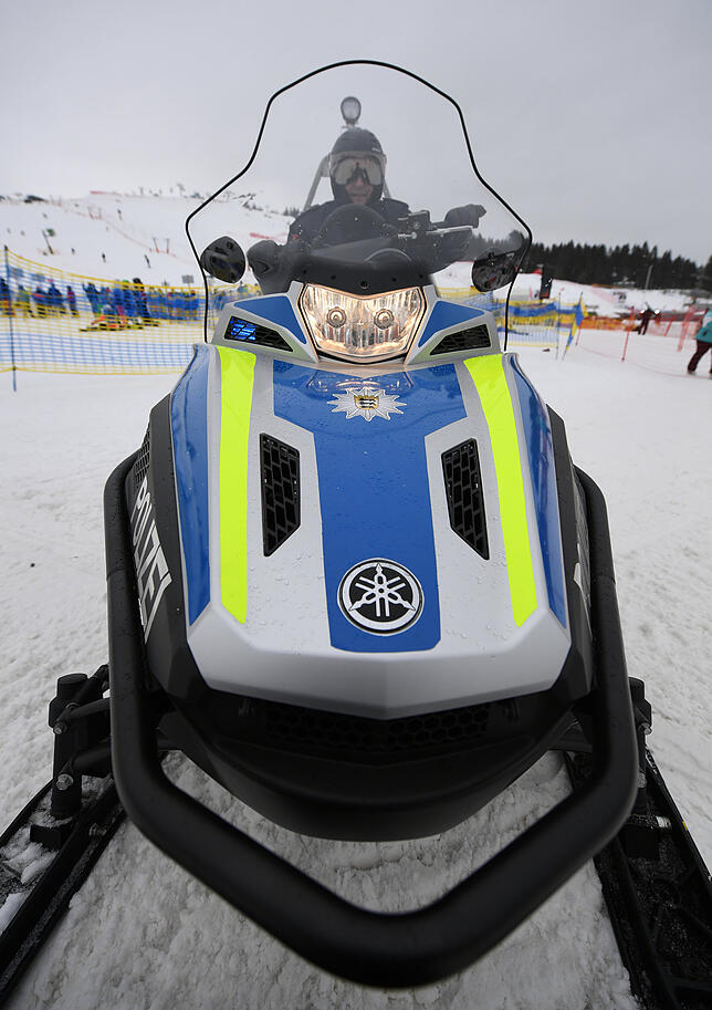 Bild 1: Wenn Polizisten Schlitten fahren: Auf dem Feldberg steht die höchste Polizeiwache Deutschlands. So sieht der Polizeialltag auf der Skipiste aus