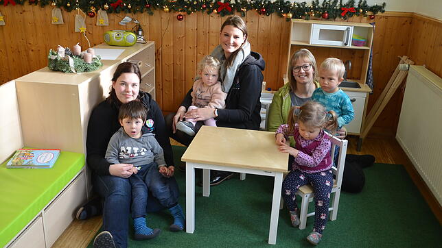Die U3-Gruppe im Jugendheim mit Kindergartenleiterin Julia Doser (Mitte) und den beiden Erzieherinnen Sabrina Schreiber und Laura ...