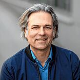 Björn Gottstein ist Musikwissenschaftler und Redakteur für neue Musik beim SWR in Stuttgart. Seit 2015 ist er künstlerischer Leiter der ...