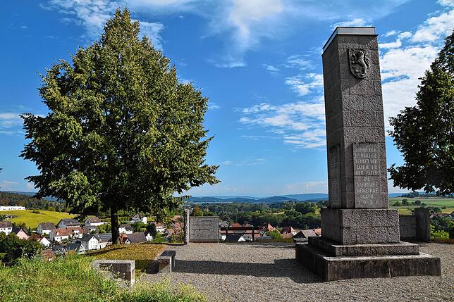 Das Kriegerdenkmal wurde 1936 erstellt. Ein Besuch lohnt sich nicht nur für Geschichtsinteressierte. Von hier aus hat man einen wunder ...