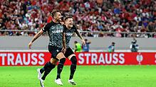 Freiburgs Maximilian Philipp (l.) jubelt nach seinem Tor zum 2:3 mit Lukas Kübler.