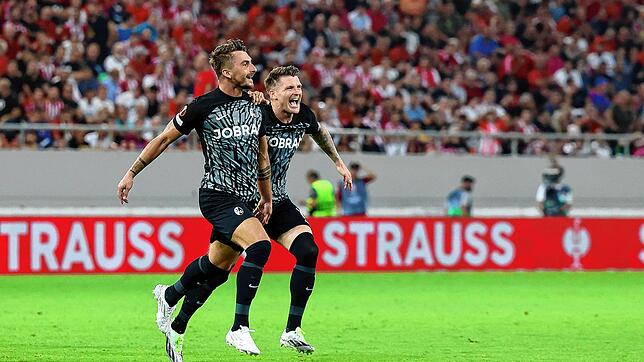 Freiburgs Maximilian Philipp (l.) jubelt nach seinem Tor zum 2:3 mit Lukas Kübler.