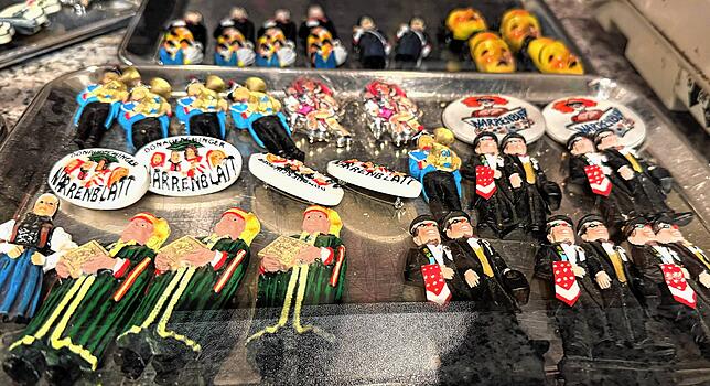 Eine Auswahl von Narrenfiguren älterer Umzüge steht im Café Reiter noch zum Nachkauf bereit