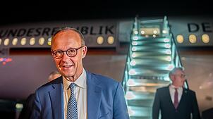 Bundeskanzler Friedrich Merz (CDU) ist am Flughafen in Washington gelandet. Es ist das erste Treffen zwischen beiden Politikern seit ...