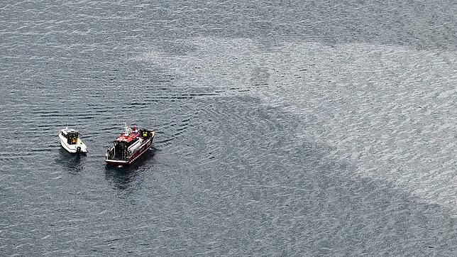 Ein Boot schwimmt neben einem Ölfilm. Ein Kleinflugzeug war zwischen dem Dorf Kehrsiten im Kanton Nidwalden und Kastanienbaum im Kanton ...
