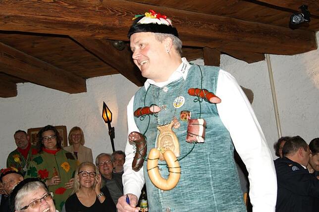 Da hing die Wurstkette noch um des Zunftmeistes Hals: Rolf Meyers wollte sich so die Aufmerksamkeit des Bürgermeisters und ...