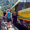 Für Radtouristen ist der Naturparkexpress praktisch, denn der Transport der Räder ist kostenlos. Um das Ein- und Ausladen kümmern sich ...