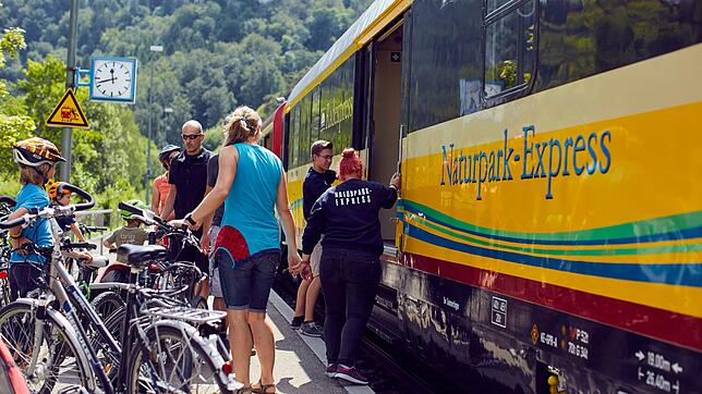 Für Radtouristen ist der Naturparkexpress praktisch, denn der Transport der Räder ist kostenlos. Um das Ein- und Ausladen kümmern sich ...