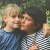 Unsere Autorinnen Bernadette Weber (links) und Isabel Montebello als Kinder.