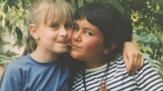 Unsere Autorinnen Bernadette Weber (links) und Isabel Montebello als Kinder.