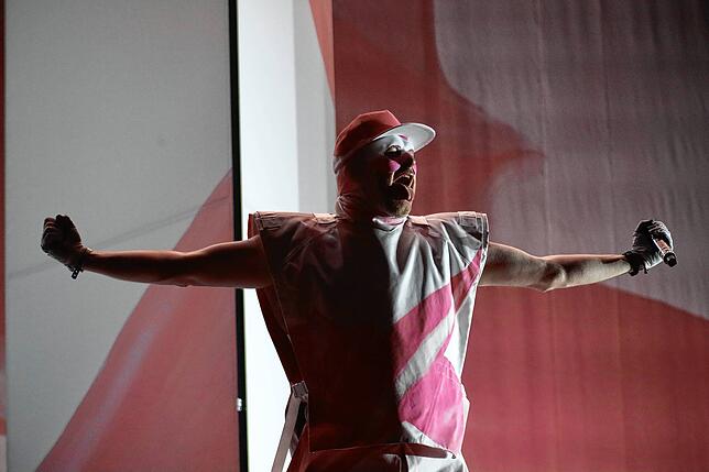 Bild 10: Bilder von Deichkind auf dem Southside 2022
