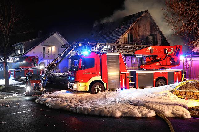 Mit zwei Drehleitern rückten die Einsatzkräfte gegen das Feuer vor.