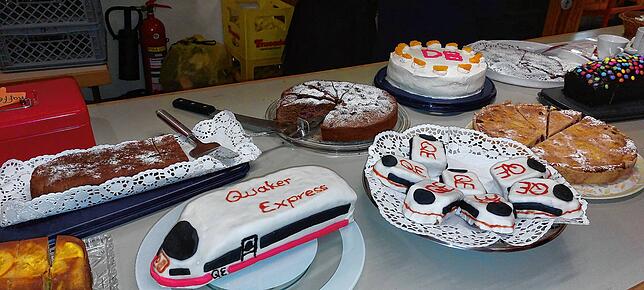 Auch das Kuchenbuffet war bahnmäßig angerichtet.