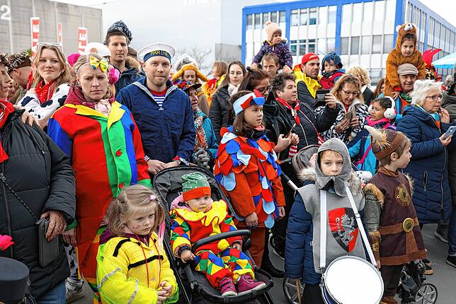 Bild 5: Die schönsten Bilder vom Narrenumzügle und Stellen des Kindernarrenbaums am seemax