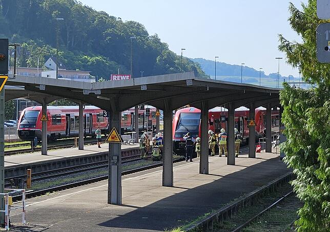 Laut Bahn ist der Waldshuter Bahnhof wegen des Einsatzes gesperrt.
