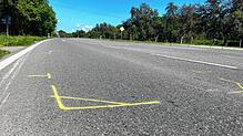 Die Markierungen auf der Fahrbahn zeugen von dem schrecklichen Unfall: Am Freitagnachmittag wurde ein 13-jähriger Radfahrer beim ...