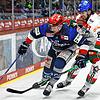 Alexander Karachun (links, hier beim Spiel gegen Augsburg) ist für zwei Spiele nachträglich gesperrt.