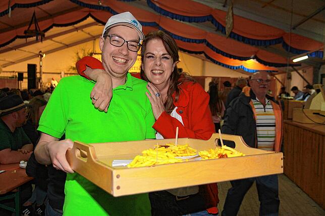 Bild 3: Bilder vom Stellen des Maibaums und Blasmusikabend zum Start des Liggersdorfer Maifestes