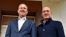 Sven Wahl (links) Vorstandsvorsitzender der Luisenklinik und Bürgermeister Jonathan Berggötz sind froh, dass das zur Ruine verkommene ...