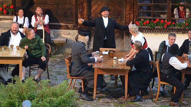 Es war die letzte Szene und die Lacher mehrten sich, so dass Ferdinand Faller (Sascha Brenn) alle Mühe hatte, seinen Text ernst auf die ...