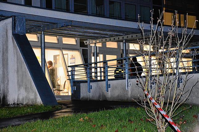 THW-Mitarbeiter lassen die Impfwilligen nach und nach ins Gebäude. In den hell erleuchteten Räumen finden die Aufklärungsgespräche mit ...