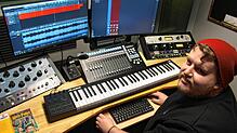 Der Donaueschinger Robin Below in seinem Tonstudio in Unadingen. Im Keller seines Hauses hat der 28-Jährige alles so eingerichtet, um ...