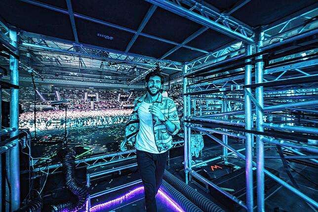 Inzwischen war Julius Hatt auch mit Sänger Alvaro Soler auf Tour, hier hinter der Bühne in der Porsche-Arena Stuttgart.
