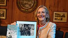 Gaby Hauptmann bei der Buchpremiere des ersten Bandes im Gasthaus Hirschen.