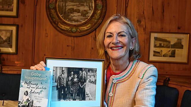 Gaby Hauptmann bei der Buchpremiere des ersten Bandes im Gasthaus Hirschen.