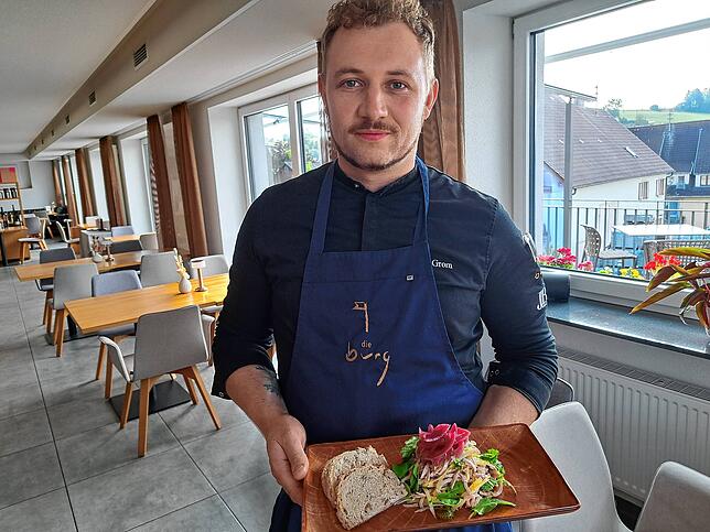 In der Burg gibt es nicht nur Fine-Dining. Auch traditionelle Schwarzwälder Küche wie Wurstsalat bieten die Groms an.