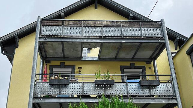 Nach dem Unfall am Balkon in der Breitmattstraße ermittelt nun die Polizei. Die durchbrochene Balkonplatte ist von der Straße aus gut zu ...