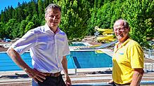 Stadtwerke-Chef Peter Kälble (links) und Bäderleiter Joachim Ragg freuen sich, wenn das Bad in gut einer Woche endlich seinen Betrieb ...