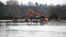 Neben dem mit Pontons auf dem See schwimmenden Bagger mit einem Wasserrad war auch eine Mulchraupe auf den Inseln eingesetzt worden, um ...