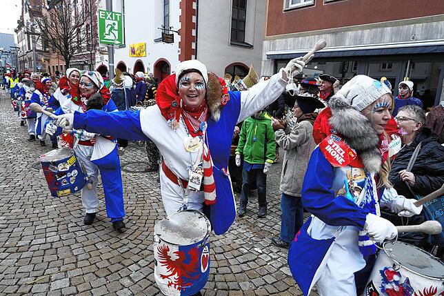 Und am Fastnachtsdienstag sehen wir uns wieder: Da sind die Glonkis auch wieder mit dabei – hier die Trommlerwieber an ihrem Umzug ...