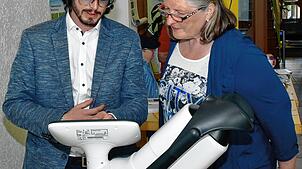 Lukas Behringer erläutert einer Besucherin der Klinik die Ergebnisse eines optometrischen Augenchecks. Bild: Stefan Pichler